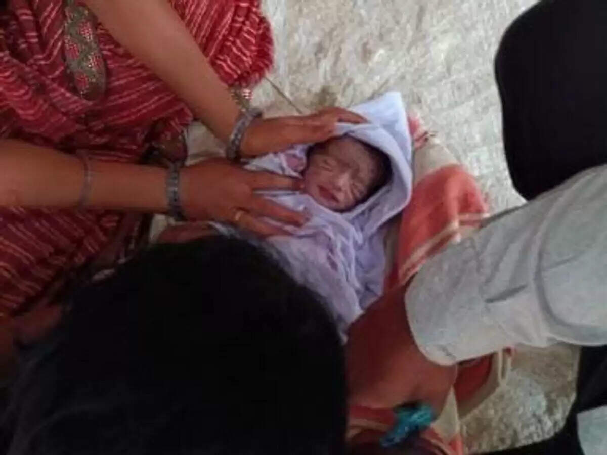 झालावाड़: कड़ाके की ठंड में कांटों और पत्थरों के बीच मिला नवजात, इंसानियत ने बचाई नन्ही जान