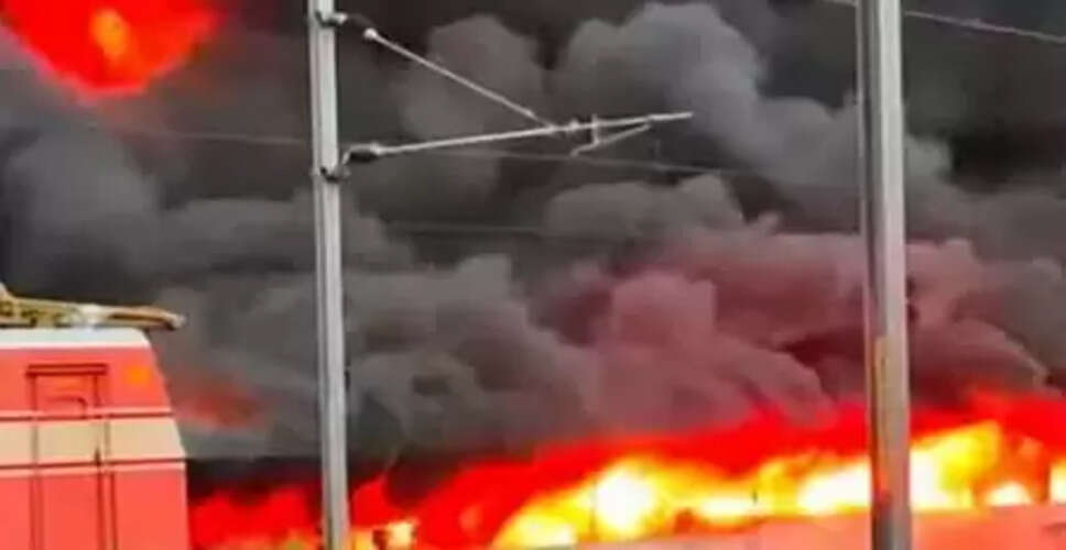 तमिलनाडु के थ्रिसूर रेलवे स्टेशन पार्किंग एरिया में लगी आग, 200 गाड़ियां जली