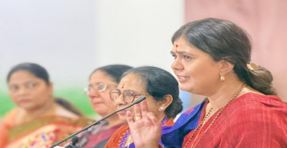 महाराष्ट्र : मंत्री पंकजा मुंडे संविधान संशोधन विधेयक की हार के विरोध में एनडीए के प्रदर्शन में शामिल हुईं