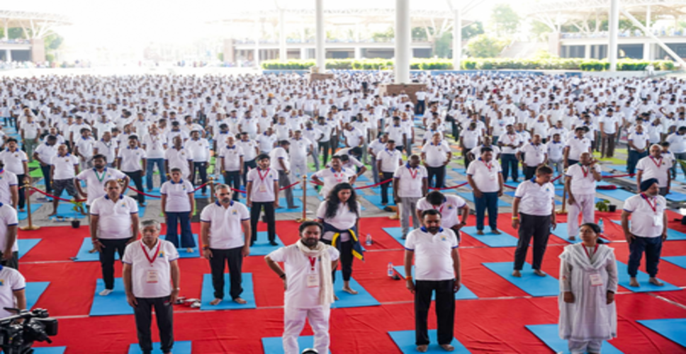 हैदराबाद में 6,000 लोगों ने एक साथ किया भुजंगासन, एशिया बुक ऑफ रिकॉर्ड्स में दर्ज उपलब्धि