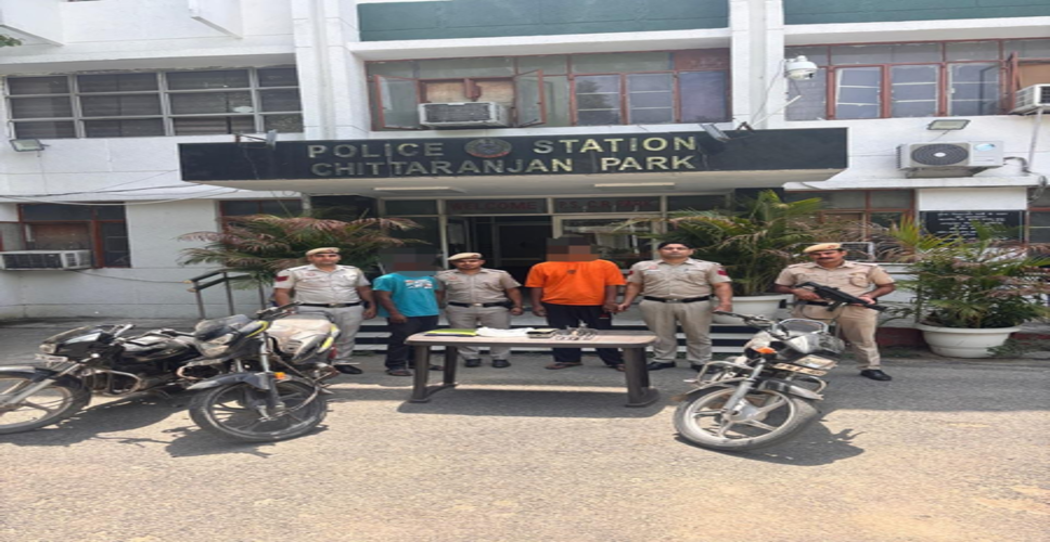 दिल्ली: पुलिस की बड़ी कामयाबी, दो शातिर चोर गिरफ्तार, चोरी की बाइक और सामान बरामद