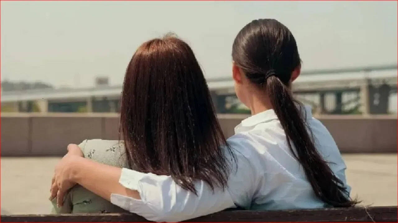 दो बालिग सहेलियों के रिश्ते ने पकड़ा तूल, विवाह की जिद और साथ रहने की बात पर चर्चा तेज