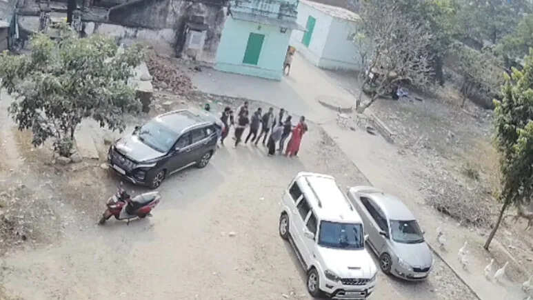 पुश्तैनी जमीन पर भिड़ गए रिश्तेदार, विवाद बढ़ा तो हथियार लेकर पहुंचे, खूनी संघर्ष के दौरान जमकर चले पत्थर