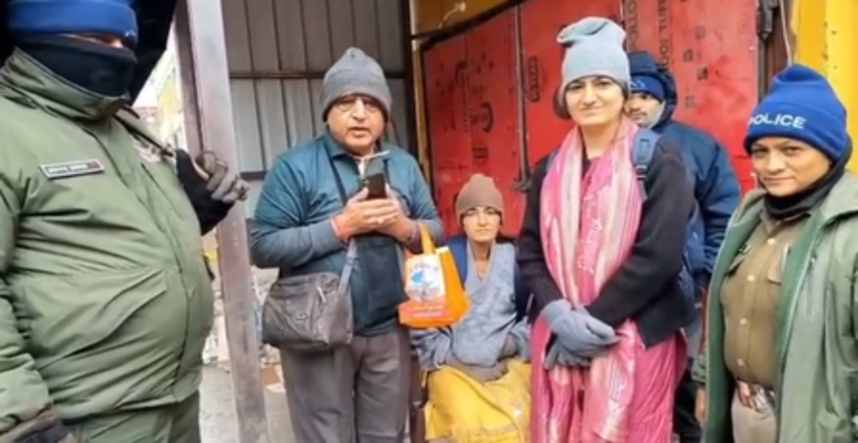 बद्रीनाथ धाम पहुंच रहे श्रद्धालुओं की सेवा में जुटे उत्तराखंड पुलिस, तीर्थयात्रियों की कर रहे मदद
