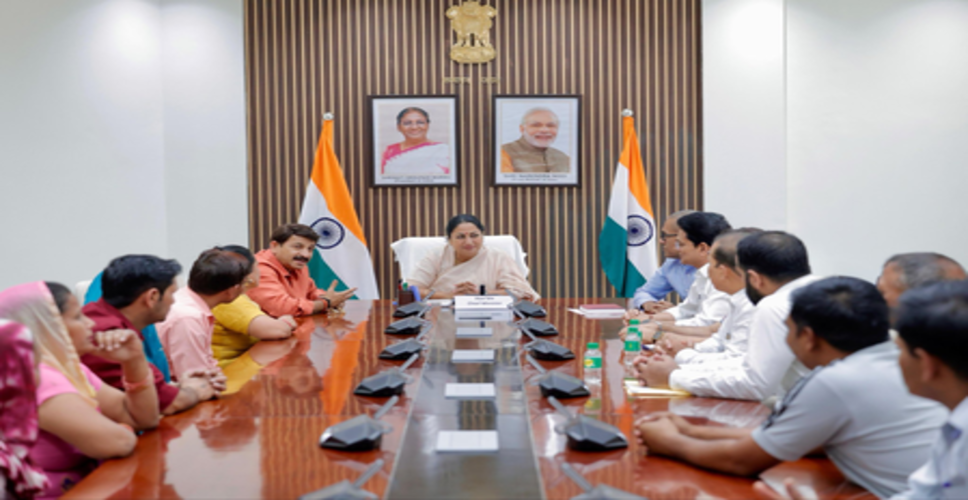 दिल्ली में हर्ष विहार के 36 घरों में 6 साल बाद आई बिजली, परिवार के लोगों से मिलीं मुख्यमंत्री