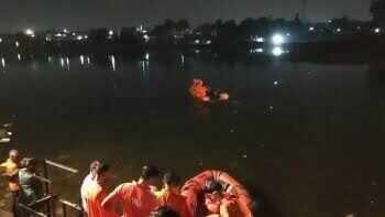 कोटा नाव हादसा: 18 घंटे बाद मिले चारों युवकों के शव, वीडियो में देंखे दुर्गा प्रतिमा विसर्जन के दौरान नहर में पलटी थी नाव