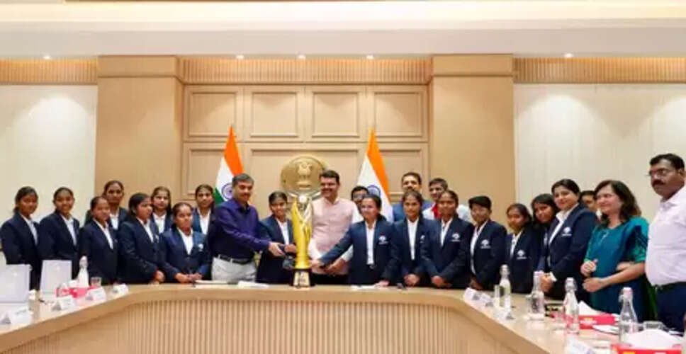 ब्लाइंड टी20 वर्ल्ड कप विजेता टीम से मिले सीएम देवेंद्र फडवणीस, खिलाड़ियों को मदद का आश्वासन