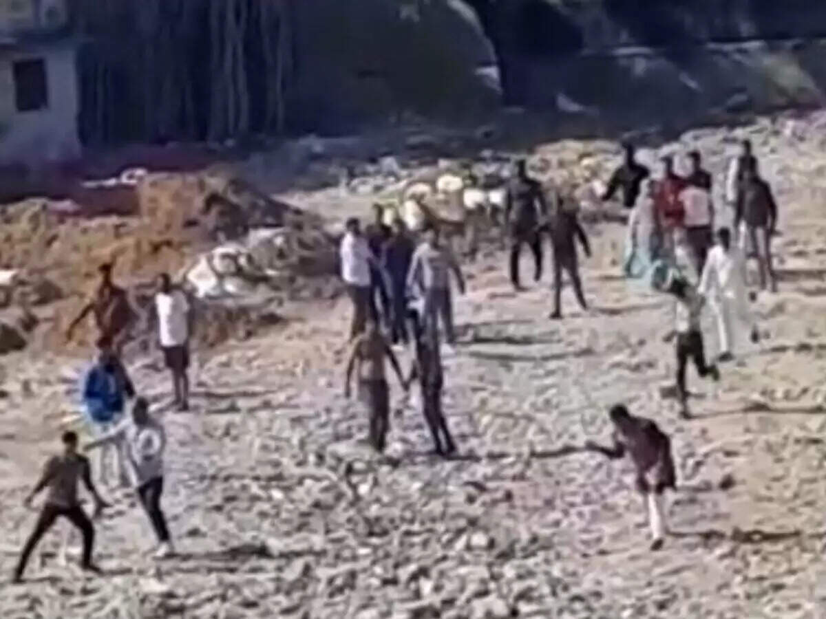 वीडियो में देखें जयपुर में पतंगबाजी को लेकर दो गुटों में हुई जोरदार जंग, लाठी-डंडे और पथराव से मचा हड़कंप