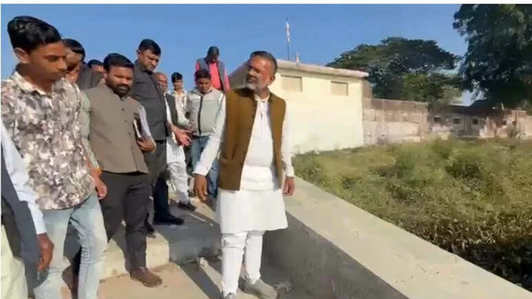 लोकल मिट्टी से सड़क निर्माण पर भड़के मंत्री, दिए कार्रवाई के निर्देश, जांच में खामी मिली तो गिरेगी गाज