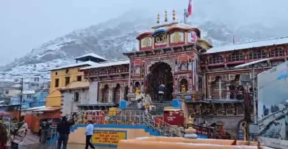 बर्फ की सफेद चादर में लिपटा बद्रीनाथ धाम, उमड़ा भक्तों का हुजूम