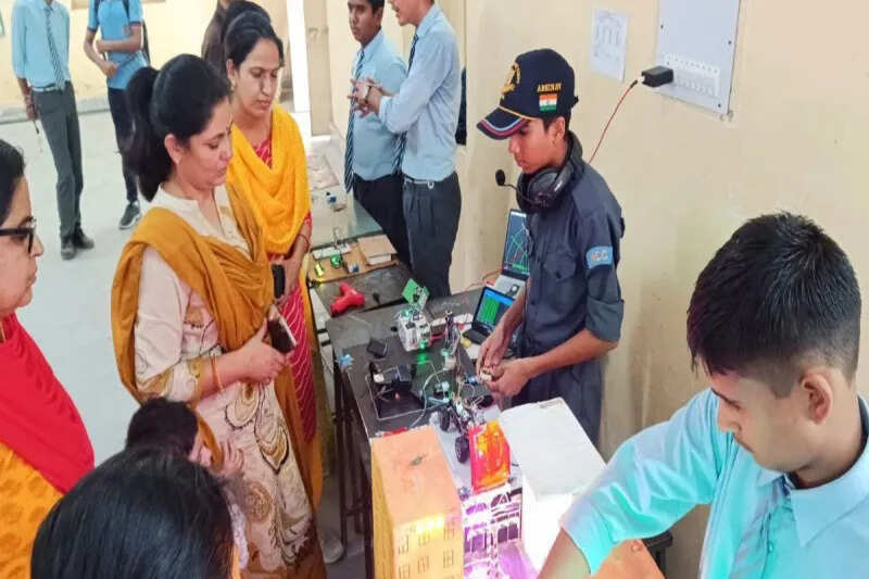 जोधपुर का राजकीय अंग्रेजी माध्यम विद्यालय चैनपुरा बना नवाचार की मिसाल, विज्ञान-एआई और कोडिंग से छात्रों को मिल रही नई पहचान