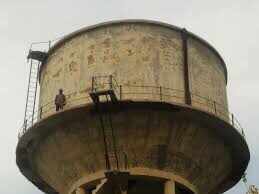 पंचायत समिति अधिकारी पर आरोप, टंकी पर चढ़ा व्यक्ति; प्रशासन मौके पर पहुंचा