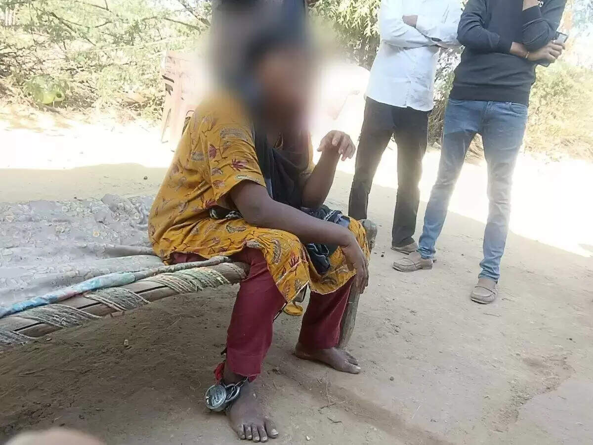 जोधपुर में गरीबी और बीमारी के बीच जंजीरों में कैद जिंदगी, सिस्टम पर सवाल खड़ा करती तस्वीर