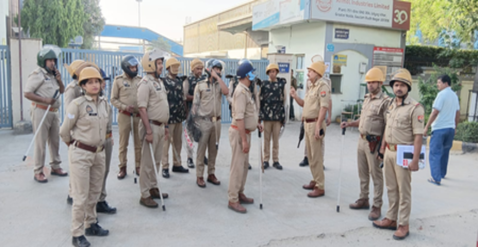 गौतमबुद्धनगर में पुलिस का फ्लैग मार्च, संवेदनशील इलाकों में बढ़ाई गई सतर्कता