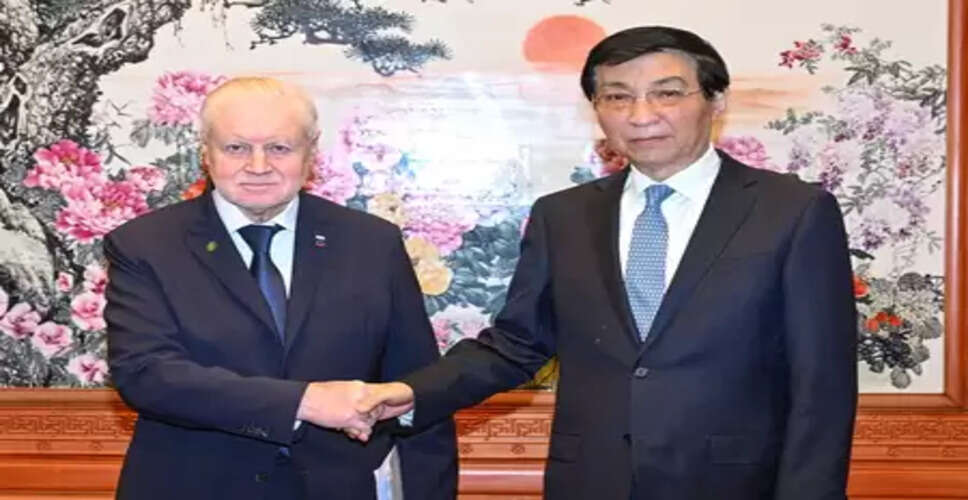 वांग हुनिंग ने जस्ट रशिया पार्टी के कार्यकर्ताओं के एक प्रतिनिधिमंडल से मुलाकात की