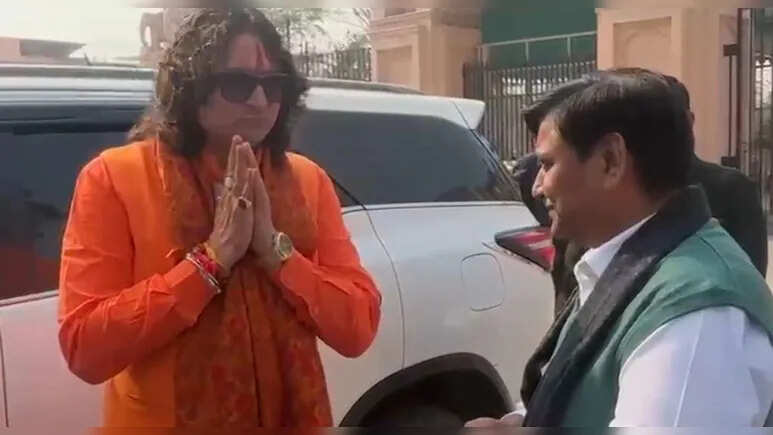 डोटासरा ने MLA बालमुकुंदाचार्य को पढ़ाया कानून का पाठ, 'बाबा' ने जोड़ ल‍िए हाथ