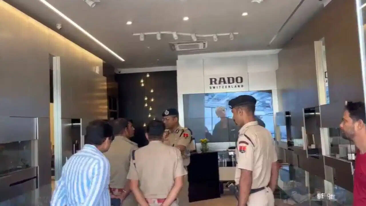 शोरूम के बाहर भी तैनात थे गिरोह के साथी, चोरी की घड़ियों की बरामदगी के लिए पुलिस की दबिश