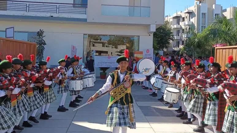 अंबाजी-गब्बर मंदिर की सीढ़ियों से देश का पहला आदिवासी बैगपाइप बैंड तक: गरीबी से निकलती हुई प्रेरक कहानी