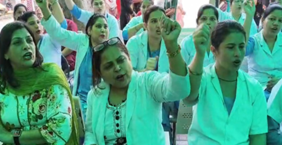 करनाल जिला अस्पताल की नर्सों की स्ट्राइक, हरियाणा महिला आयोग की अध्यक्ष को बर्खास्त करने की मांग