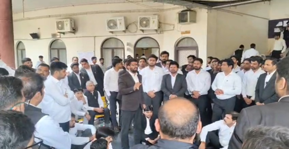ग्रेटर नोएडा: जिला न्यायालय में अधिवक्ता से मारपीट के विरोध में वकीलों का हंगामा, दोषी पुलिसकर्मियों पर कार्रवाई की मांग