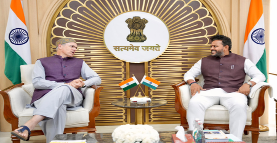 मुख्यमंत्री उमर अब्दुल्ला ने उड्डयन मंत्री से की मुलाकात, श्रीनगर एयरपोर्ट बंदी पर पुनर्विचार की मांग की