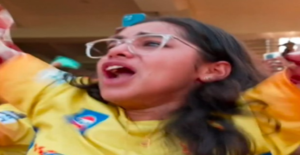 चिदंबरम स्टेडियम में गूंजा धोनी के नाम का शोर, माही को देखते ही भावुक हुई महिला फैन