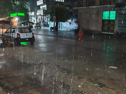 रियांबड़ी में मूसलाधार बारिश से सड़कों पर बहा पानी: रात 8 बजे अचानक बदला मौसम, गांवों में भी तेज बारिश