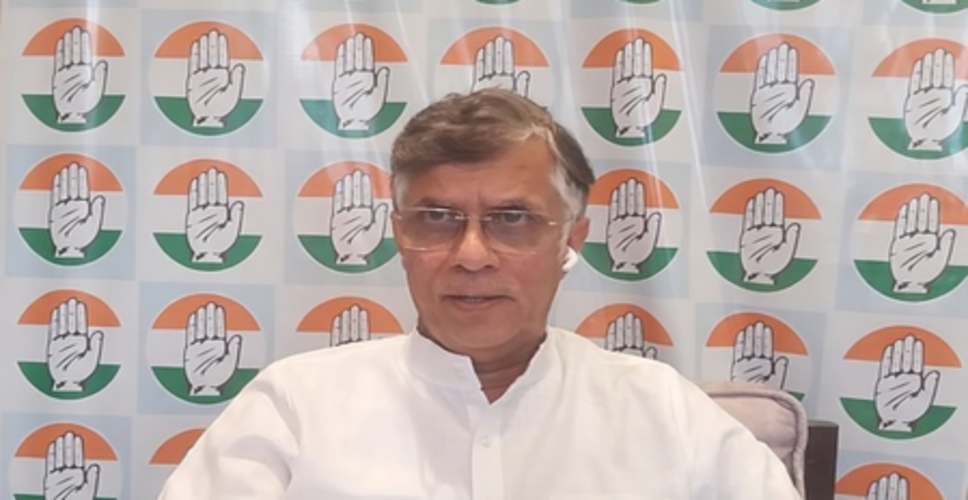 पेट्रोल-डीजल पर एक्साइज ड्यूटी कटौती के फैसले पर पवन खेड़ा का सवाल, आम आदमी को क्या मिला