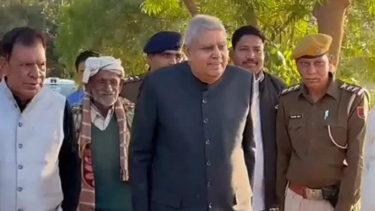 इस्तीफा देने के बाद पहली बार अपने गांव पहुंचे पूर्व उपराष्ट्रपति जगदीप धनखड़, चाची के अंतिम संस्कार में हुए शामिल