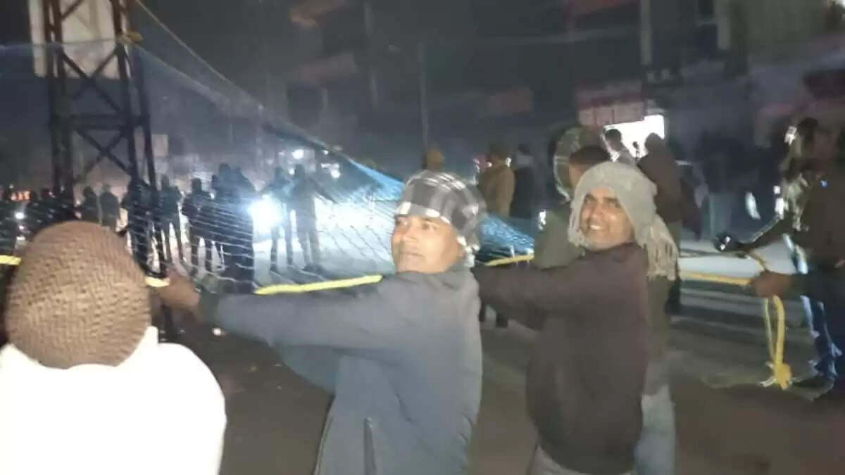 वीडियो में देखें दौसा में हाईटेंशन लाइन पर चढ़ा युवक, पुलिस और लोगों में मचा हड़कंप, बुलानी पड़ी सिविल डिफेंस की टीम