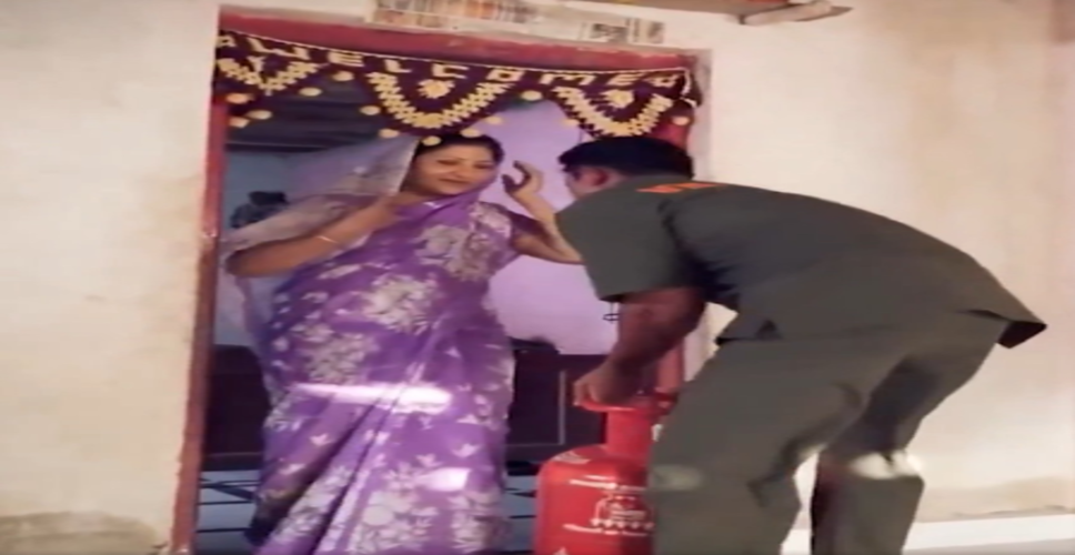 उज्ज्वला योजना के तहत गरीब परिवारों को आधी कीमत पर मिल रही एलपीजी : केंद्र सरकार