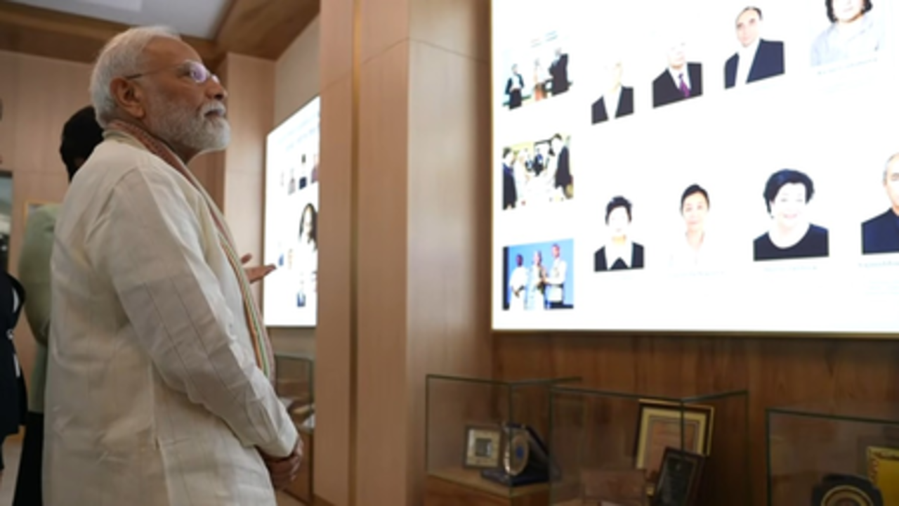 प्रधानमंत्री मोदी ने ताशकंद स्टेट यूनिवर्सिटी ऑफ ओरिएंटल स्टडीज में महात्मा गांधी सेंटर का किया दौरा