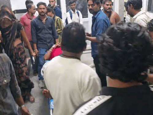कोटा में घर में घुसकर युवक पर चाकू से हमला, फुटेज में देंखे जांघ और हाथ पर गंभीर चोट; एमबीएस अस्पताल में भर्ती