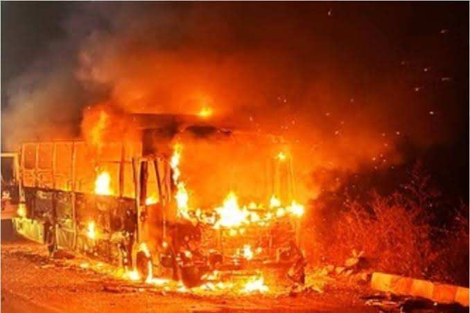 बस से धुआं निकलते ही मची अफरा-तफरी, देखते ही देखते आग की लपटों में घिरी पूरी बस