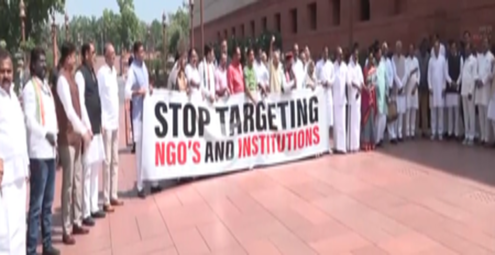 एफसीआरए संशोधन विधेयक पर संसद में हंगामा, विपक्ष ने किया विरोध प्रदर्शन