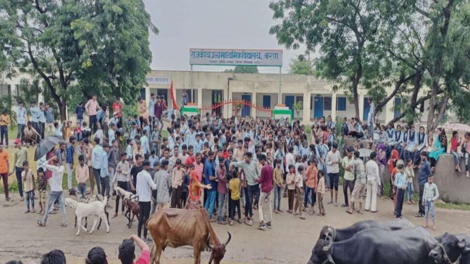टीचर के ट्रांसफर से नाराज हुए छात्र, स्कूल को लगाया ताला; वीडियो में बोले- वापस नहीं आए तो भूखे-प्यासे देंगे धरना
