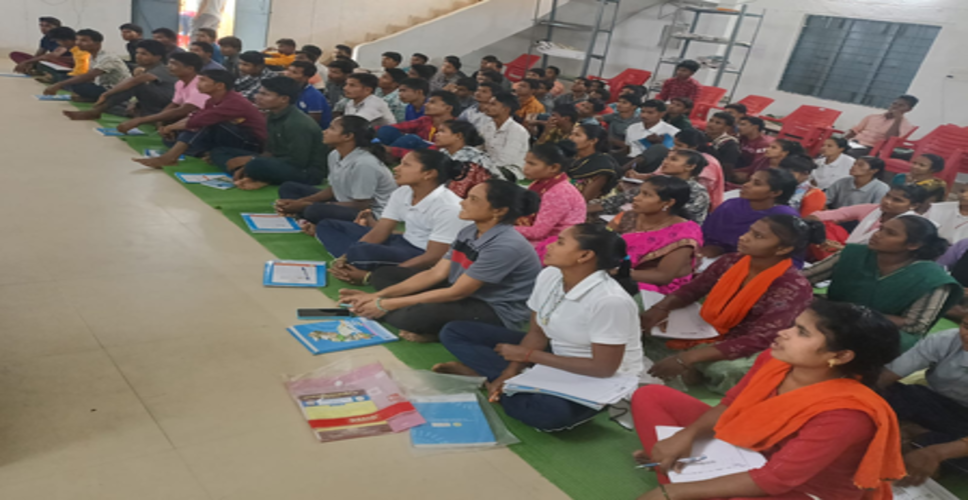 छत्तीसगढ़: बीजापुर में आत्मसमर्पित 85 माओवादियों ने दी साक्षरता परीक्षा, मुख्यधारा से जुड़ने की पहल
