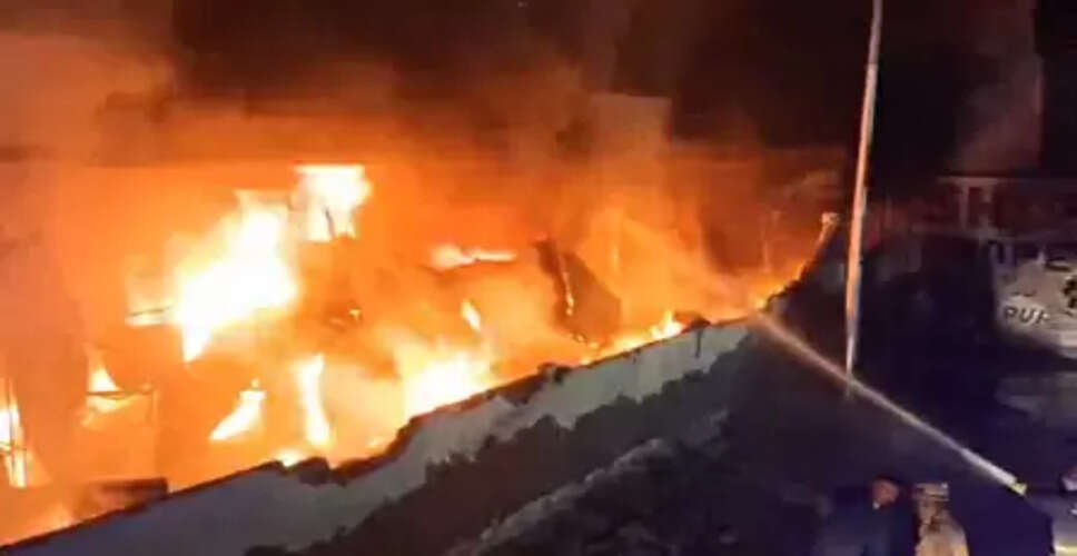 गाजियाबाद: मोहननगर में एएमएक्स मेडिकल सिस्टम्स फैक्ट्री में भीषण अग्निकांड, 10 फायर टेंडरों की मदद से आग पर पाया काबू