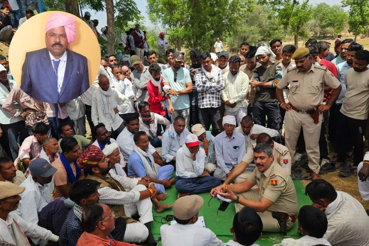 खेत पर गए शिक्षक का शव मेड़ पर मिला, हत्या की आशंका से गांव में सनसनी