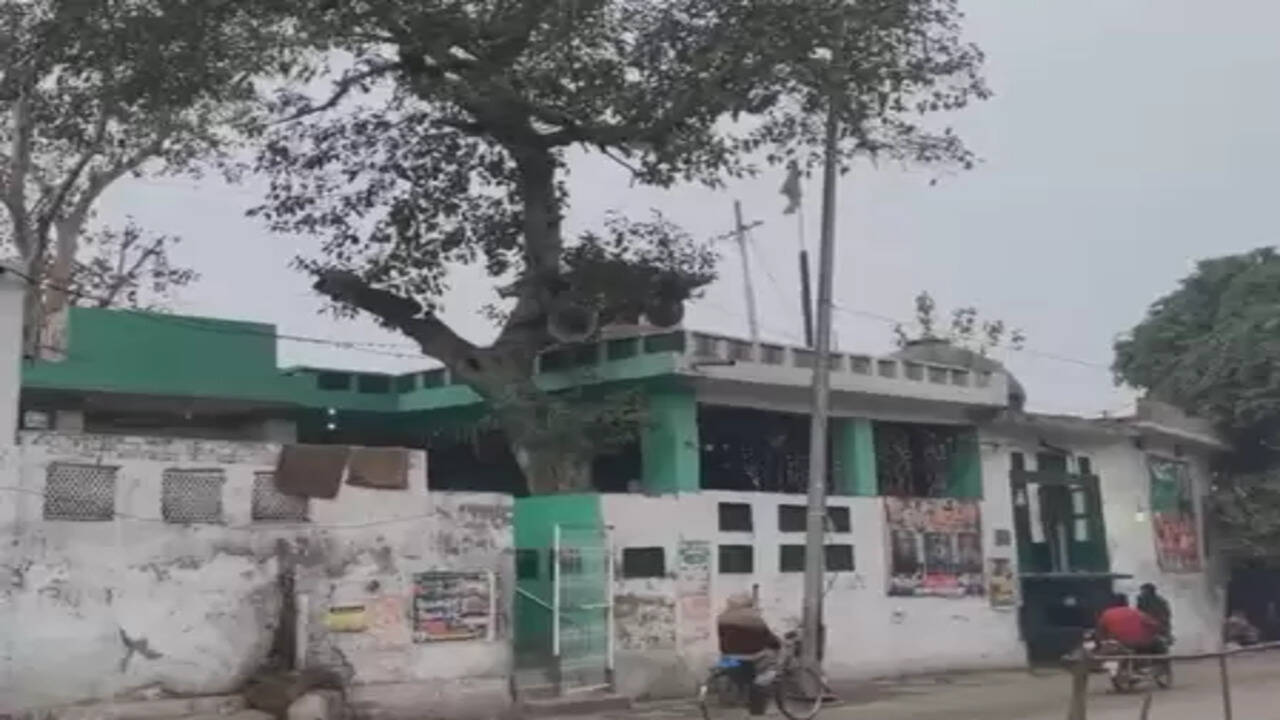 पाकिस्तान में 100 साल पुराना मंदिर तोड़े जाने से अल्पसंख्यक खौफजदा : रिपोर्ट