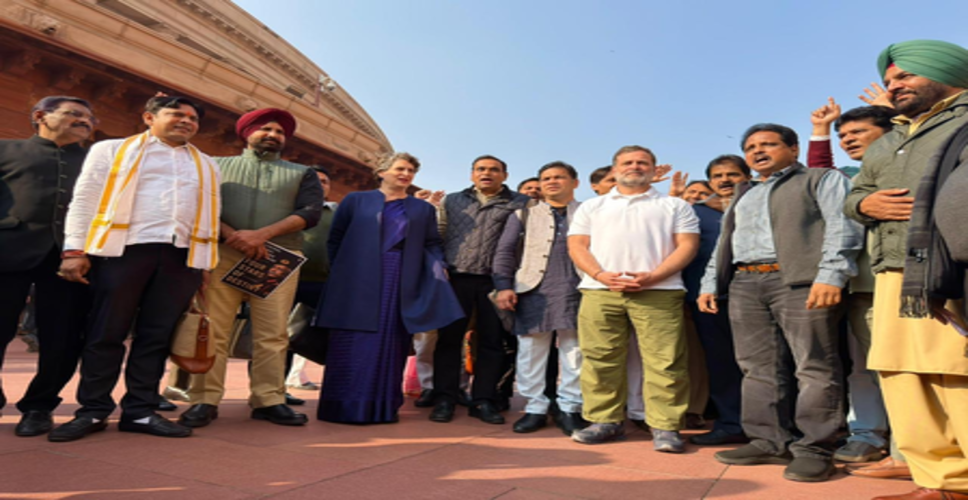 लोकसभा में पेपर फेंकने वाले 8 सांसद सस्पेंड, राहुल समेत विपक्षी नेताओं ने किया विरोध