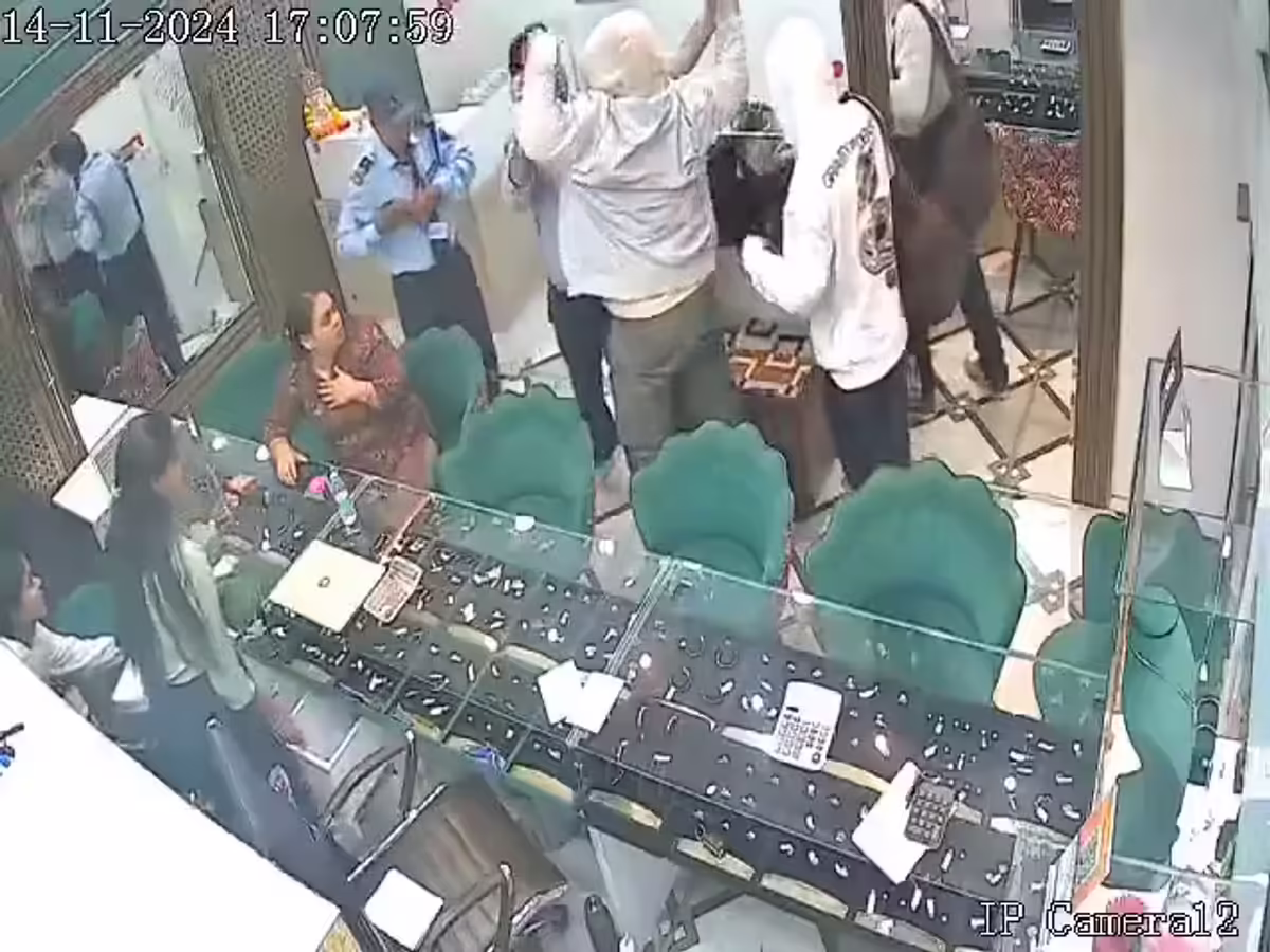 ज्वेलरी शॉप में डकैती करने आए बदमाशों ने की दनादन फायरिंग, पत्थर फेंके तो 1 करोड़ का माल छोड़कर भागे, वीडियो वायरल