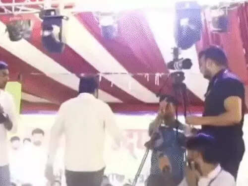चूरू में मंच पर भड़के हनुमान बेनीवाल, भाषण के दौरान माइक फेंका और कार्यक्रम बीच में छोड़कर चले गए