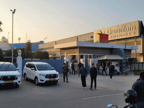 अलवर जिला अस्पताल के बाहर युवकों में मारपीट, वीडियो में देंखे पुलिस चौकी के बावजूद हंगामा