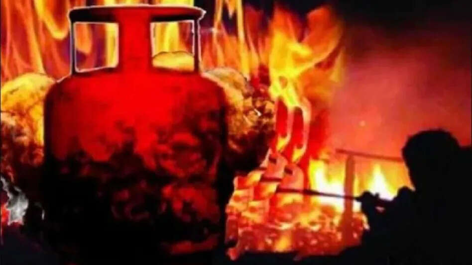 जयपुर में गैस सिलेंडर में लगी आग, वीडियो में देखें पुलिस के जवान तुरंत मकान से बाहर लेकर भागे, समय रहते टला बड़ा हादसा