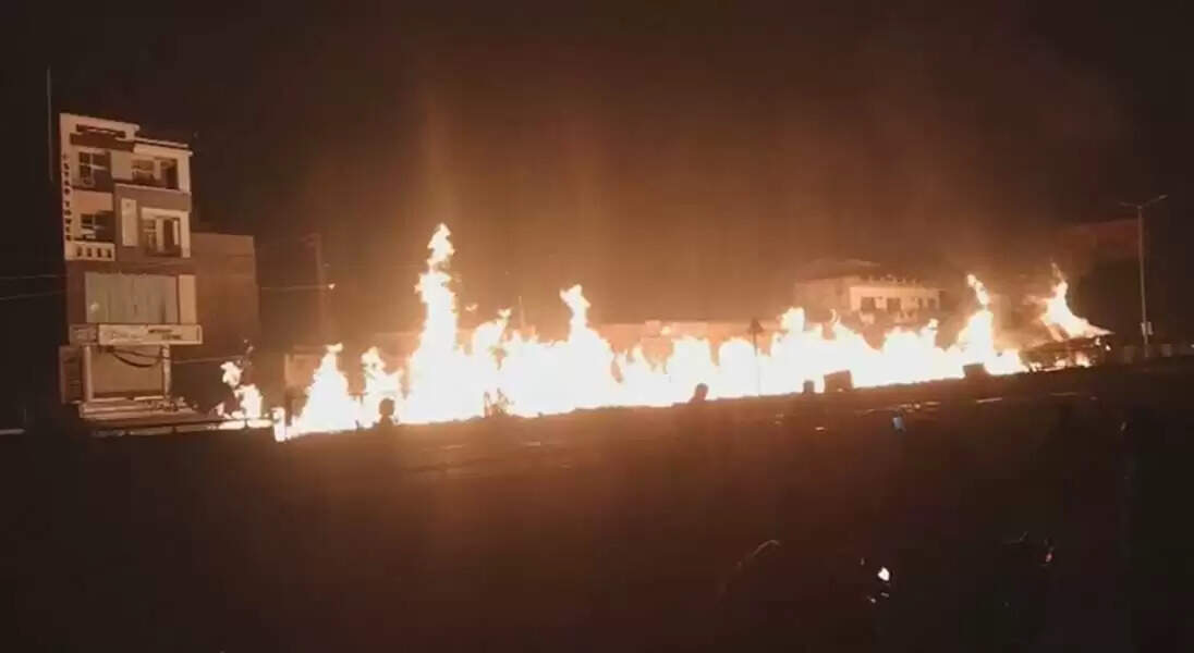 हाइवे पर केमिकल टैंकर और ट्रेलर की जोरदार भिड़ंत, आग लगने से अफरा-तफरी