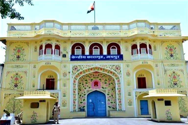 जयपुर सेंट्रल जेल में फिर मिला मोबाइल: फुटेज में देंखे रूटीन चेकिंग के दौरान शौचालय के पास मिला फोन