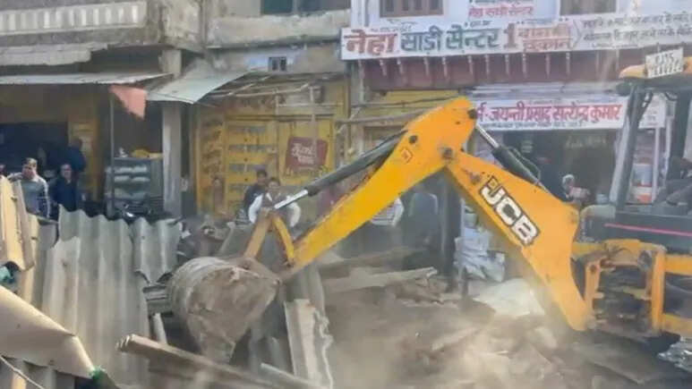 60 साल से चले आ रहे अतिक्रमण पर चला बुलडोजर, साल 2012 में जारी हुआ था नोटिस... अब हो रही कार्रवाई