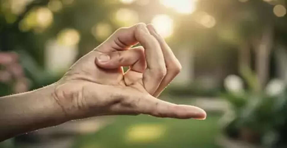 सेहत की अनदेखी से बढ़ रहीं पेट और सांस की समस्याएं, अपान वायु मुद्रा से मिलेगी राहत