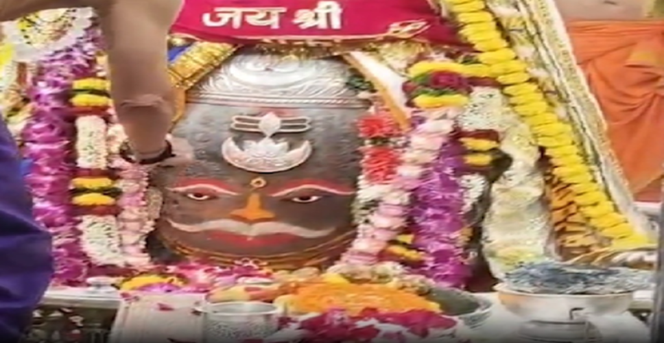 माथे पर अर्धचंद्र सजाए बाबा महाकाल ने भक्तों को दिए दर्शन, अद्भुत शृंगार देख भावविभोर हुए श्रद्धालु